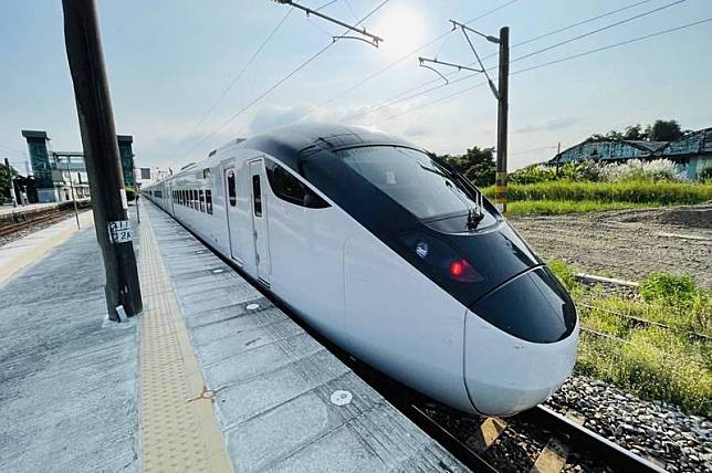 台鐵EMU3000型城際列車去年7月交車，去年12月26日首航。(台鐵局提供)