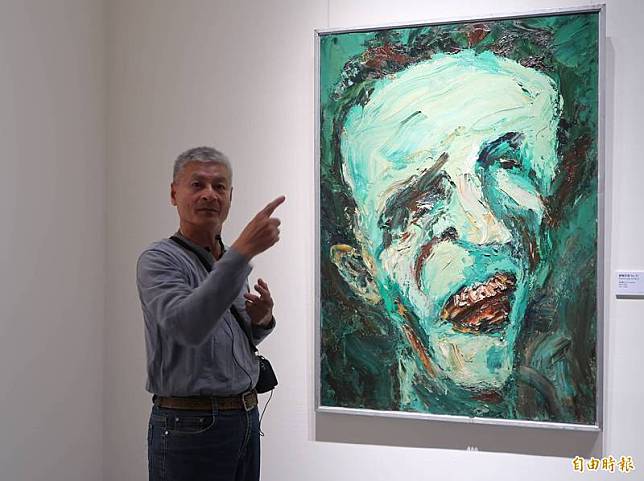 藝術家陳武鎮在〈虛擬巨惡〉系列作品，繪出巨大扭曲藍色或綠色的臉，呈現威權當局眼中的社會罪人，這種罪名是莫須有、虛擬的。(記者陳鈺馥攝)