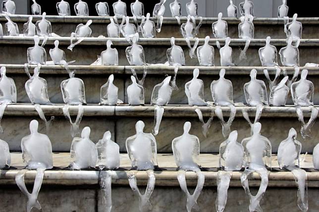 白晝之夜小冰人藝術行動，將3000個小冰人放在國父紀念館階梯上。（圖／臺北市政府文化局提供）