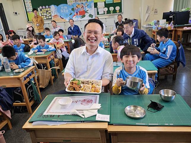 蘇俊賓陪學童一起吃蔬食午餐，食當季、吃在地。 圖：桃園市政府/提供