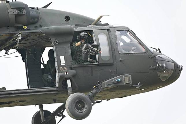 考量戰時任務需要，空軍救護隊本週已執行成軍70年來首次的直升機空射武器實彈射擊，以空軍黑鷹直升機配置的M240通用機槍，對靶場地面目標進行對地掩護射擊。圖為陸軍UH-60M黑鷹直升機作戰士以M240通用機槍掃蕩敵軍地面目標。(圖：取自中華民國陸軍臉書專頁)