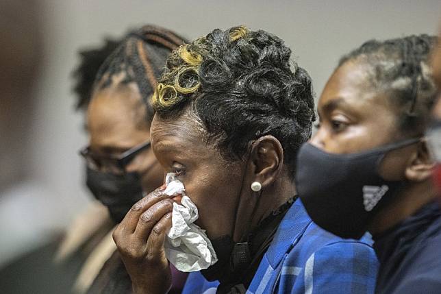 2022年1月7日，美國喬治亞州黑人青年阿貝瑞（Ahmaud Arbery）遭白人駕車獵殺案，法官宣判3名被告刑期，這是阿貝瑞的母親（AP）