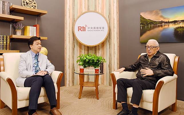 聯電創辦人曹興誠(右)接受中央廣播電台「這樣看中國」節目主持人沈有忠專訪。(江麗華 攝)