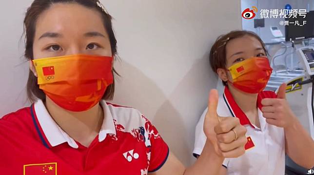 東京奧運中國羽球女雙組合陳清晨（右）、賈一凡（左）。（翻攝自陳清晨微博）