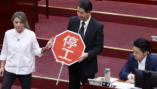 顏若芳昨在議會送給蔣萬安停工標語。廖瑞祥攝