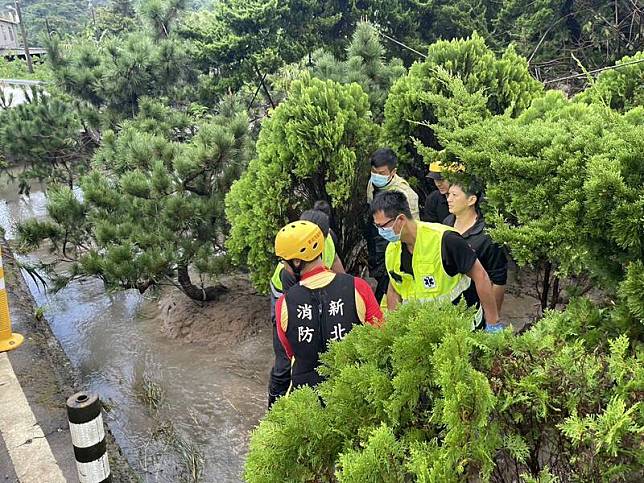 新北市北海岸昨起降下大雨，金山區潭子內一處松樹園內今天凌晨傳出尋獲失蹤的李姓夫妻，但不幸雙雙身亡，疑受困洪水在住處旁約50公尺處失溫致死，檢警待消防救援後，相驗遺體釐清死因。(記者吳仁捷翻攝)