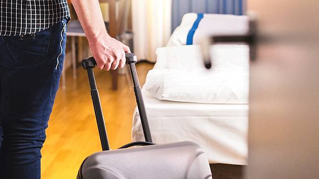 _106110848_hotelroom-644fcc712f8e2ebeb6b84ffbbf01588e525da7e9
