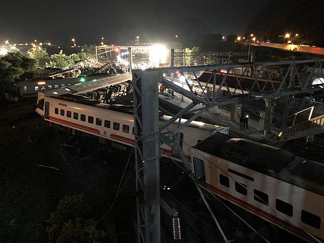 台鐵普悠瑪列車21日在蘇澳翻車出軌，造成多人死傷，軍警消連夜搶救。（圖 / 中央災害應變中心提供）