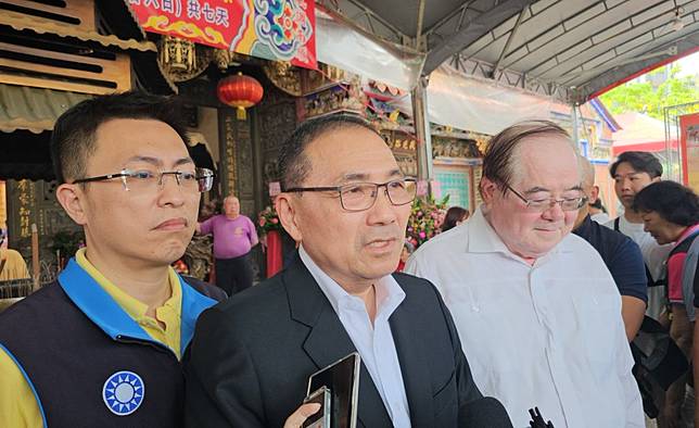 新北市長侯友宜（左二）針對中央統刪各縣市一般性補助款表示，新北被砍的金額約30.4億元，盼中央應審慎檢討。 （中央社）