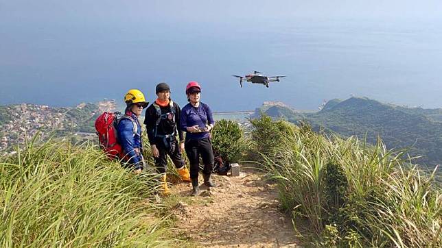新北市消防局派出空拍機進行山區搜救。(記者吳昇儒翻攝)