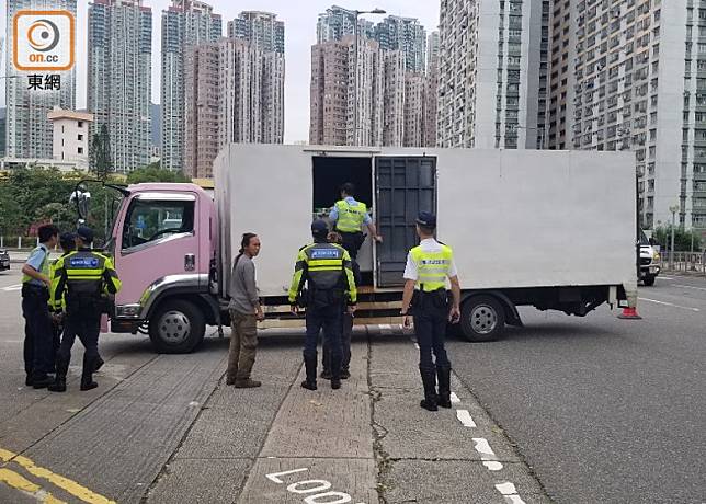 貨車由富健街右轉入下徑口村時撞傷女途人。(趙瑞麟攝)