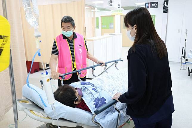 衛福部彰化醫院志工施養賜關懷病人和家屬。記者簡慧珍／攝影