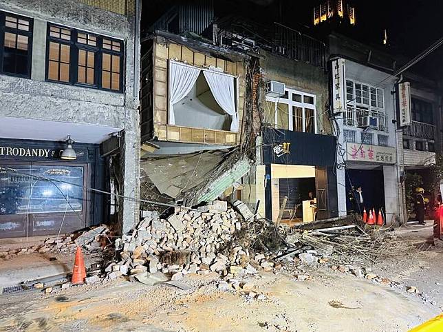 大安區文昌街一處老舊民宅深夜突然倒塌，北市建管處派員至現場處理。(民眾提供)