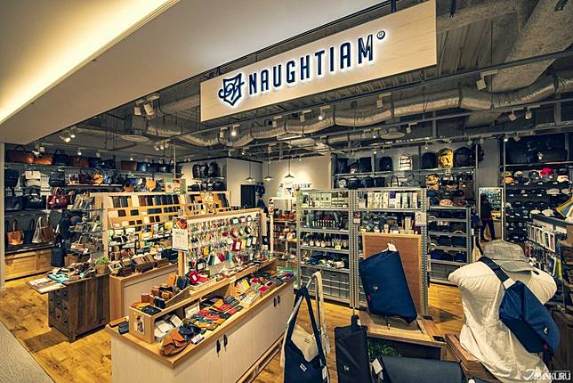 
<p>當然，除了心齋橋商店街之外，梅田站當然也是大推的購物景點之一，特別是與梅田車站共構的大型購物中心，無論外面天氣如何，完全不影響你逛街的好心情。這次我們來到在梅田YODOBASHI LINKS UMEDA的新開幕的「NAUGHTIAM」，看看找到什麼皮件新鮮貨？！</p><p>
</p><p>
<b>NAUGHTIAM LINKS UMEDA店</b></p><p>
地址：大阪府大阪市北区大深町1-1 ヨドバシ梅田5F</p><p>
營業時間：09:30~22:00</p><p>
<a href=