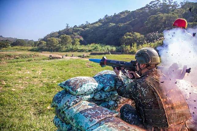 衛戍大台北地區的憲兵202指揮部，日前進行紅隼反裝甲火箭等編制武器的射擊訓練。(圖：軍聞社提供)