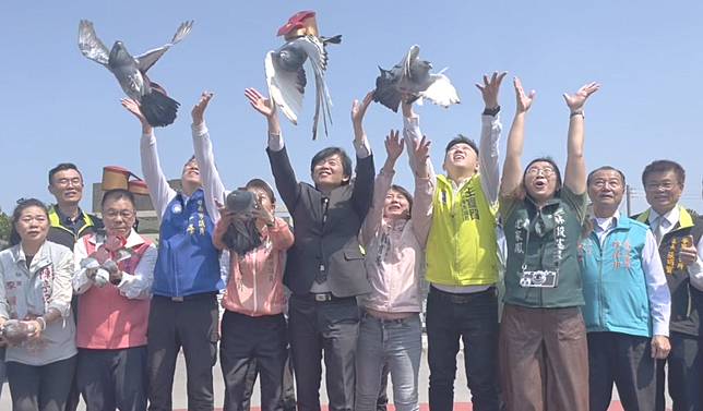 2025台南市鴿笭文化季24日在學甲舉辦開幕，參加來賓體驗放鴿笭樂趣。（記者盧萍珊攝）