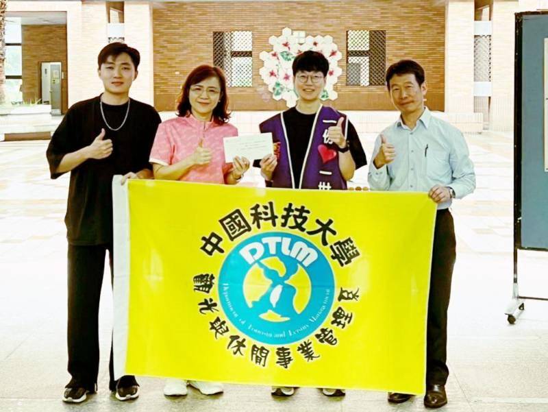 中國科大新竹校區郭小喬學務長(左2)代表學校致贈愛心捐款三萬三千元給香園紀念教養院。