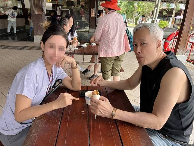 姜厚任(右）與當年寫信給他的粉絲合影。翻攝自姜厚任臉書