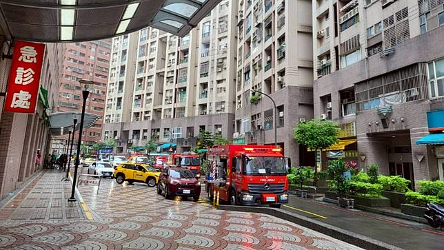 汐止國泰醫院9日發生工安意外，一名工人受困電梯井，右手斷肢掉電梯外。讀者提供