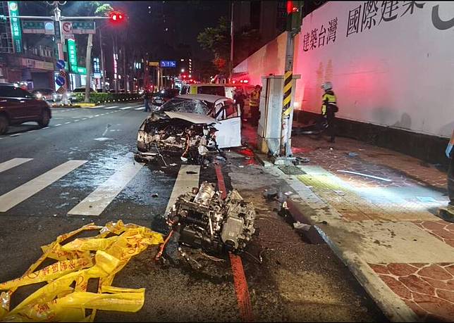桃園區經國路與天祥三街口發生嚴重車禍，毒駕轎車新綠燈桿，再撞上兩名路人致命危，連引擎都噴出車體外。(桃園市消防局提供)