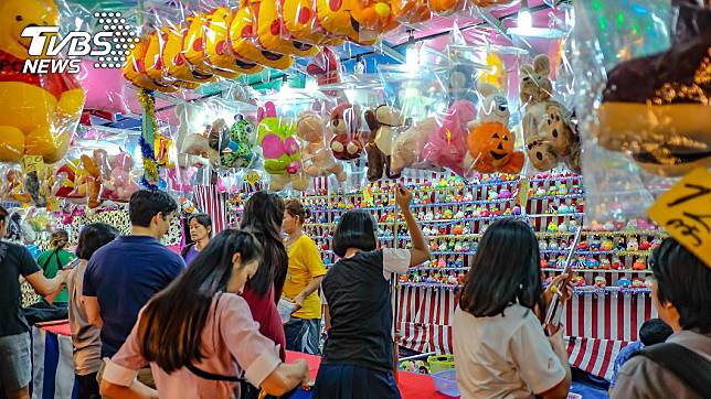 媽媽帶孩子到夜市玩遊戲被氣得一肚子火。（示意圖，與當事店家無關／shutterstock達志影像）