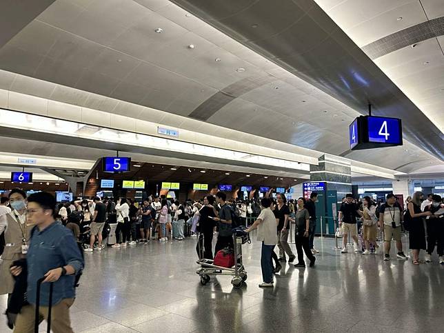 交通部觀光署為保障旅遊消費者權益及維護旅行產業，公布今年最新相關廢止旅行業執照、經票據交換所公告為拒絕往來戶，或自行申請停業之旅行業相關名單，可於觀光署官網查詢。（圖為出國旅遊機場示意畫面） 圖：林岑韋／攝（資料照片）