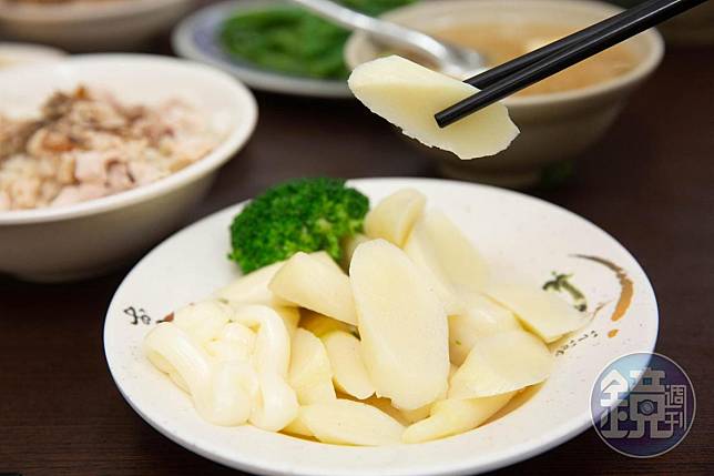 嘉義人火雞肉飯提供滷白菜、涼拌綠竹筍等小菜。（時價／份）