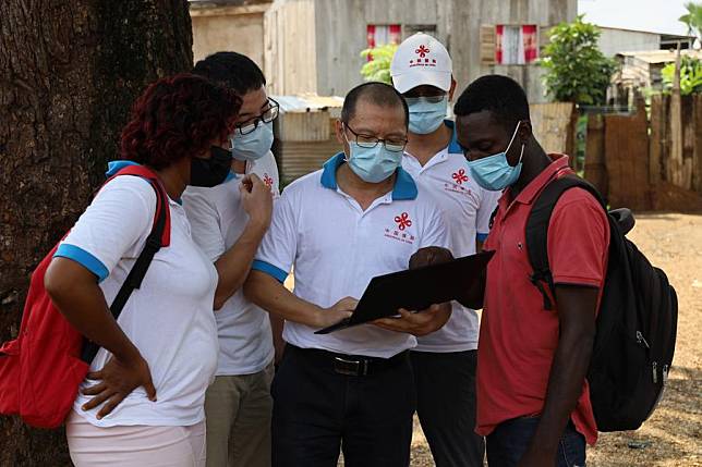 Members of China's expert team work with local volunteers at the outskirts of Sao Tome, capital of Sao Tome and Principe, Jan. 25, 2022. (Xinhua)