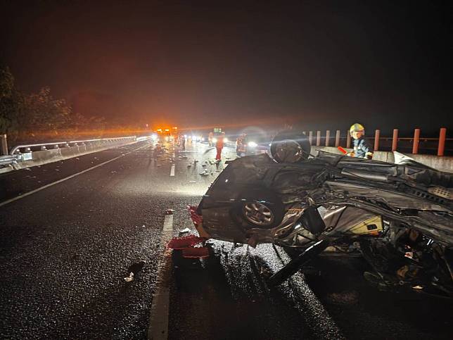 國道三南下二六六點八公里處兩車追撞，車體嚴重毀損，造成二死五傷。（記者陳正芬翻攝）