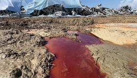 受損光電板被爆棄置農地「流出紅水」。 圖／台視新聞