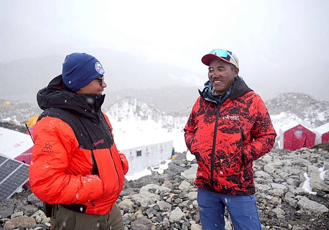 55歲聖母峰嚮導卡米瑞塔雪巴，今天（5/17）第32次於聖母峰成功攻頂，打破他創下的31次紀錄。路透社
