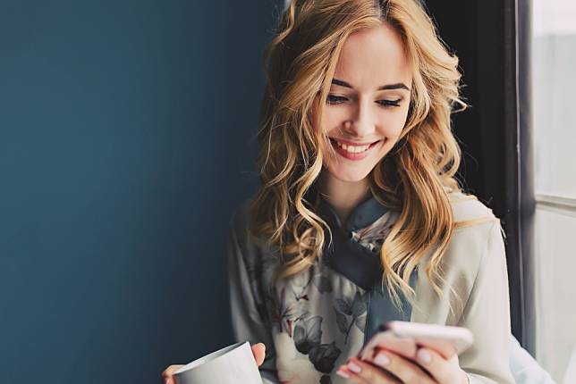 Closeup,Portrait,Of,Young,Blonde,Woman,With,Wavy,Hair,Texting