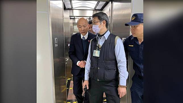 韓國瑜去視察電梯。（圖／翻攝韓國瑜臉書）