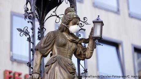 德國現在疫情嚴重，就連科隆的一尊雕像也被戴上了口罩