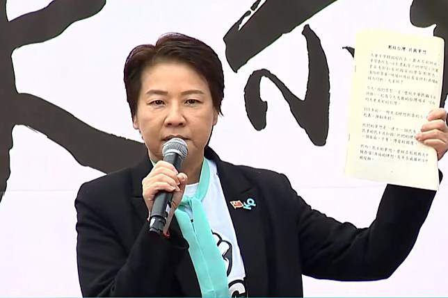 民眾黨舉辦「集結！司法正義」活動，立委黃珊珊上台聲援被羈押的黨主席柯文哲。（取自柯文哲Youtube）