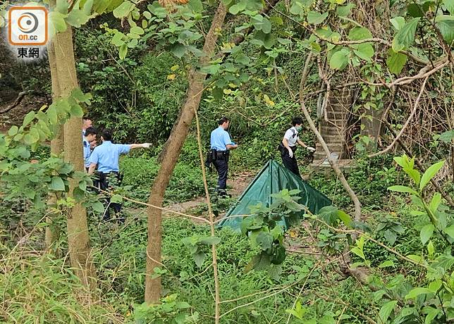 警員用帳篷遮蓋遺體。（馬竟峯攝）