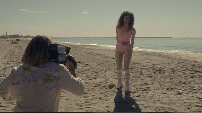 澳洲女星蘿絲伯恩穿上緊身高衩連身褲。（圖／翻攝自IMDB）