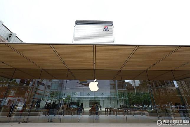 Apple第二間直營店座落於熱鬧的信義區。