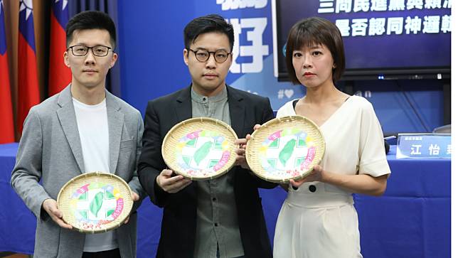 時任國民黨發言人蕭敬嚴(左)、林家興(中)批何博文才是最大湯圓，與黨一起判賠35萬元。資料照。國民黨提供
