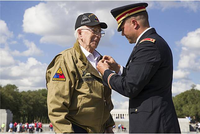 二戰老兵史莫耶（左）獲美國陸軍頒贈「遲到74年」的銅星勳章。（達志影像／美聯社）