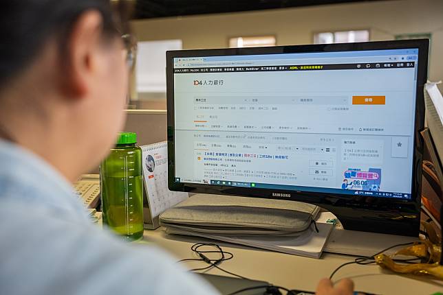 在人力銀行網站頁面內，已經有將「周休三日」作為關鍵字，讓求職者能有更多篩選條件。攝影／蔡宗儒  
