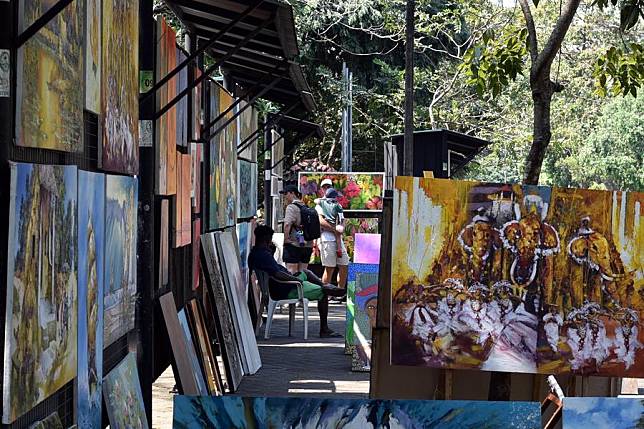 People look at paintings at the Green Path in Colombo, Sri Lanka on Jan. 8, 2025. (Gayan Sameera/Xinhua)