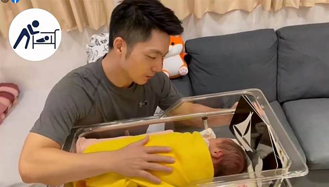 國民黨立委蔣萬安喜迎二寶，再度當起「全能奶爸」。（圖／摘自蔣萬安臉書）