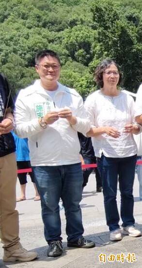 蔡壁如(右)與施志昌同框參加劍井午時水活動參拜。(記者張軒哲攝)