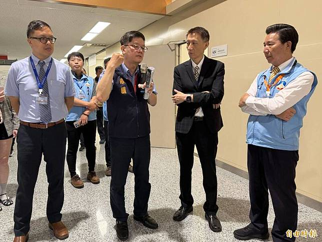 高雄關高雄機場分關離島派出課課長施達偉(左二)向金門縣長陳福海(右一)、金門地檢署檢察長趙燕利(右二)、主任檢察官葉子誠(左一)，說明海關查緝非法物品的處理流程。(記者吳正庭攝)
