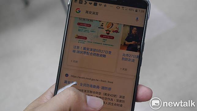 Google搜尋有小更新，增加來源網址幫助網友判斷來源正不正確。   圖：葉立斌／攝