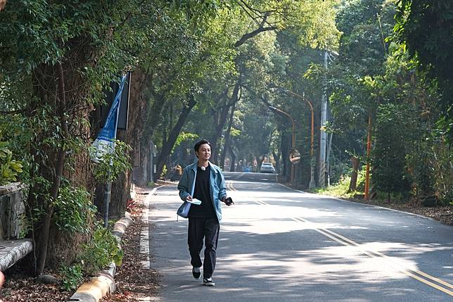 ▲張書偉漫步在綠色隧道中（圖／LINE TV提供）