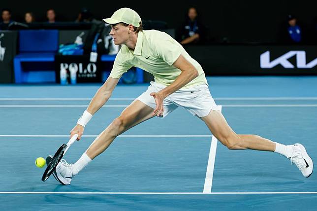 Jannik Sinner hits a backhand return during his men's singles semifinal win against Ben Shelton at the Australian Open in Melbourne, Jan. 24, 2025. (Photo by Chu Chen/Xinhua)