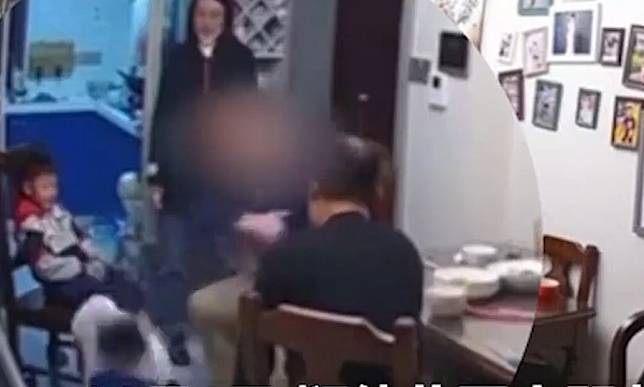 江蘇省南京一名男子因自家孩童被同學打傷，上門理論時憤而掌摑對方幼童。   圖:翻攝自中國網資訊