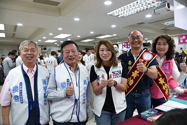 高雄市第五選區立委候選人黃柏霖，完成參選登記，他再三保證，當選立委一定全面推行弱勢族群微型保險，照顧全國近七十萬名弱勢族群朋友。（記者吳文欽攝）